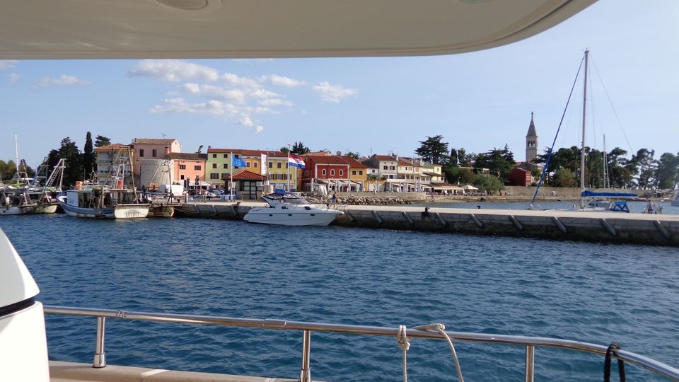 Terreno edificabile in prima linea  al mare in una posizione attraente vicino a Cittanova