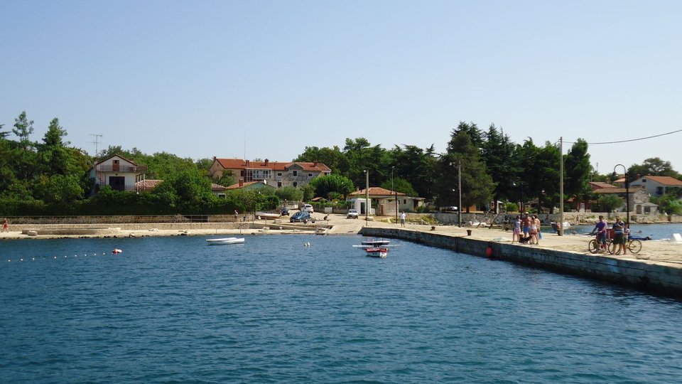 Das Bauland in der ersten Reihe zum Meer in einer attraktiven Lage in der Nähe von Novigrad