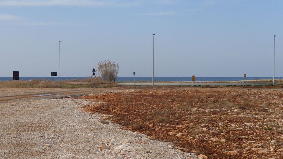 Terreno edificabile in prima linea  al mare in una posizione attraente vicino a Cittanova
