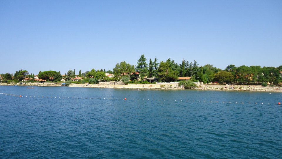 Das Bauland in der ersten Reihe zum Meer in einer attraktiven Lage in der Nähe von Novigrad