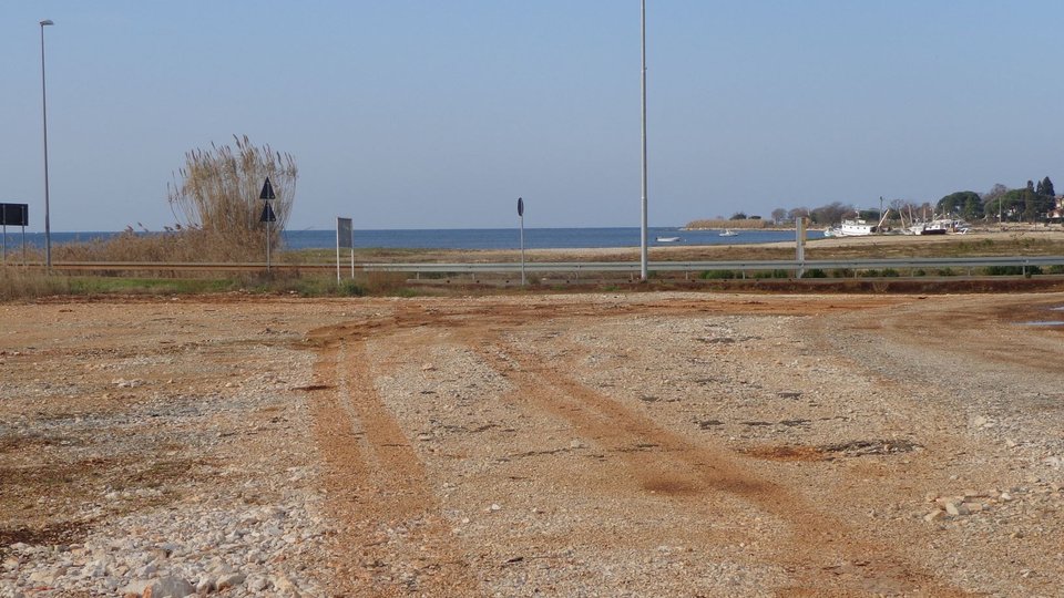 Terreno edificabile in prima linea  al mare in una posizione attraente vicino a Cittanova