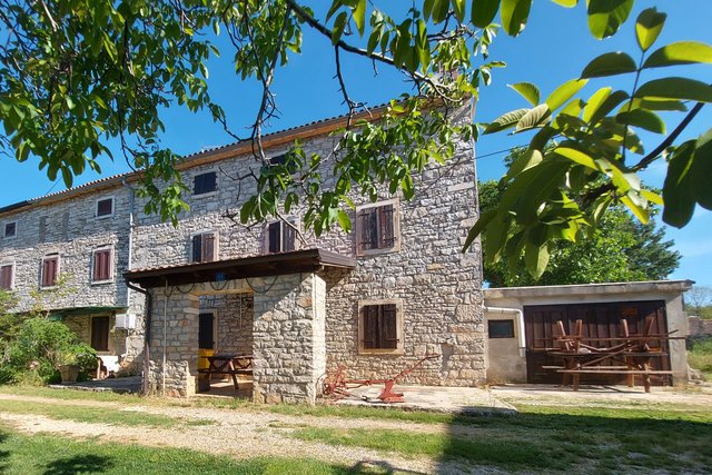 Casa d'Istria in pietra con ampio cortile