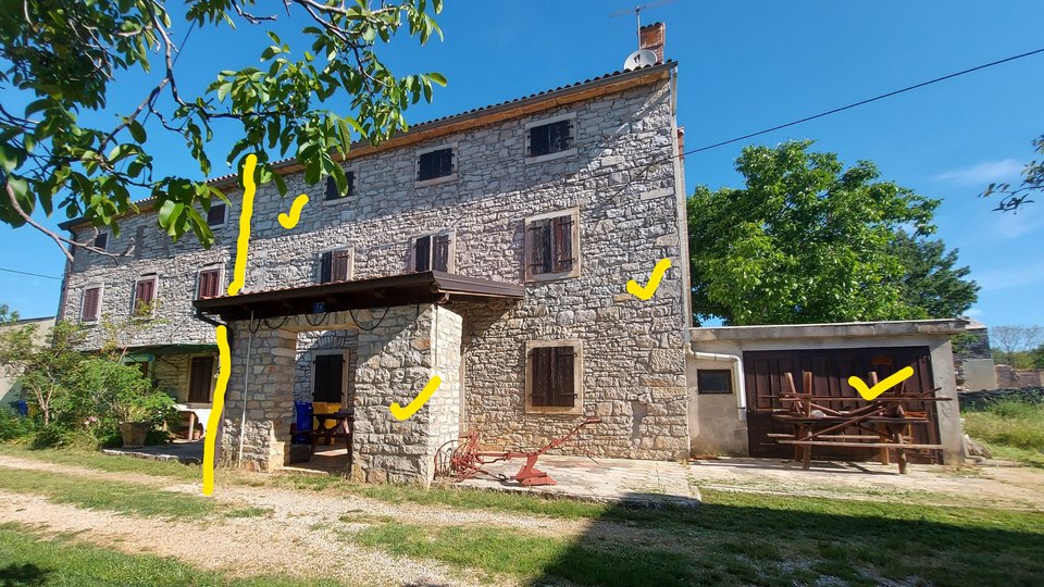 Casa d'Istria in pietra con ampio cortile