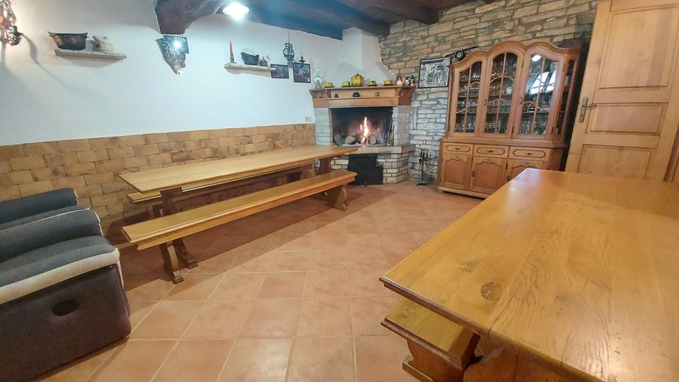 Stone Istrian house with an open view in the vicinity of Buje