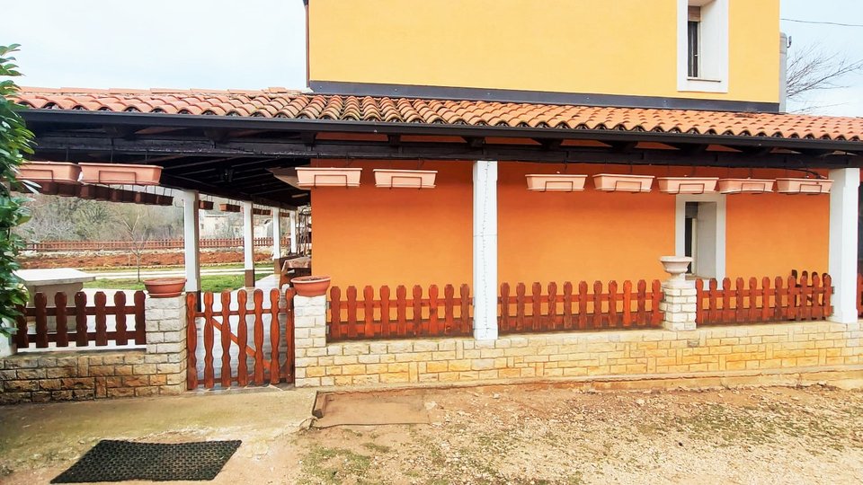 Casa istriana in pietra con vista aperta nelle vicinanze di Buje