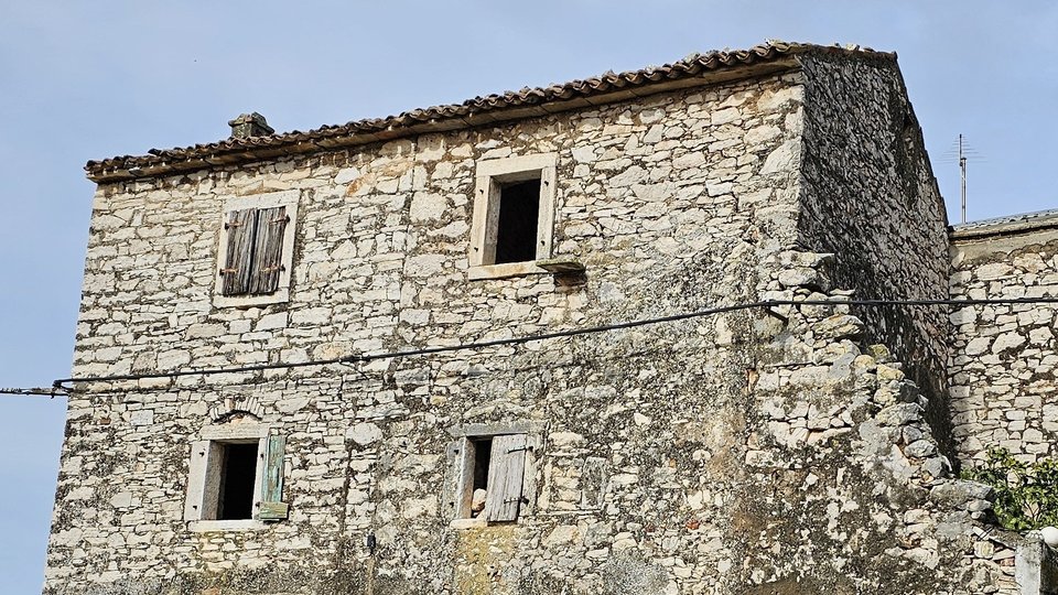 Kamena istarska kuća u okolici Umaga s pogledom na more