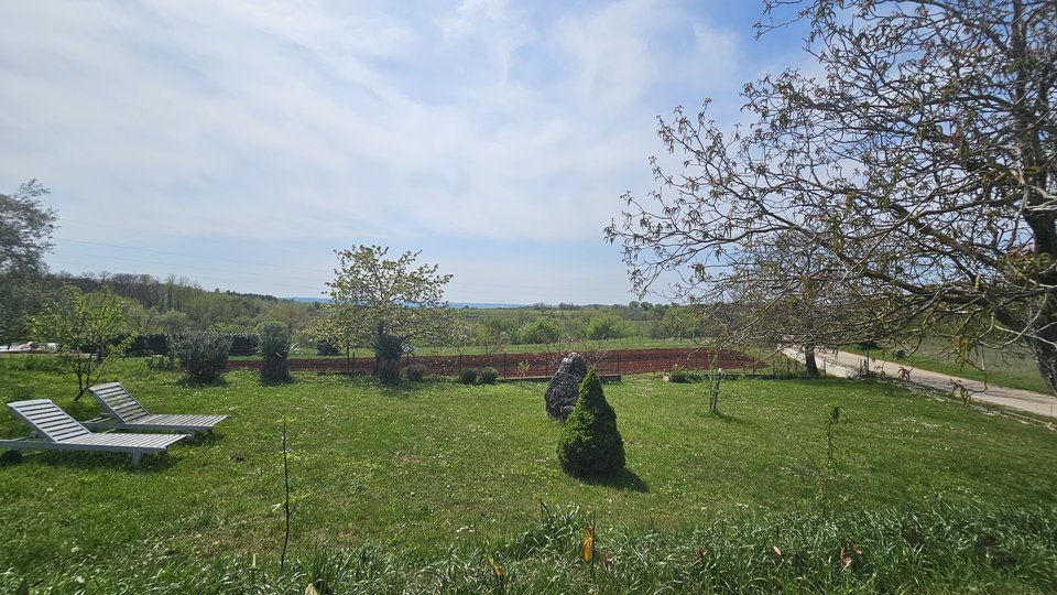 Casa in pietra con ampio cortile vicino a Buie in Istria