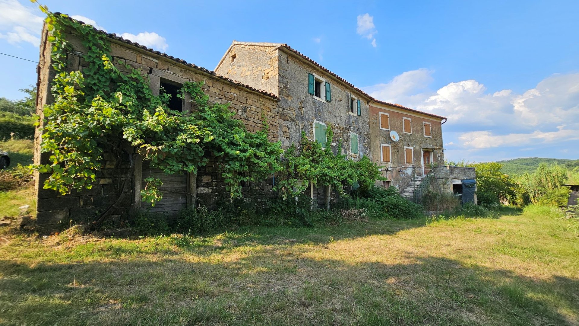 Stone houses in the surroundings of Grožnjan with a large plot of land and open view