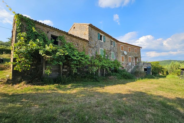 Stone houses in the surroundings of Grožnjan with a large plot of land and open view