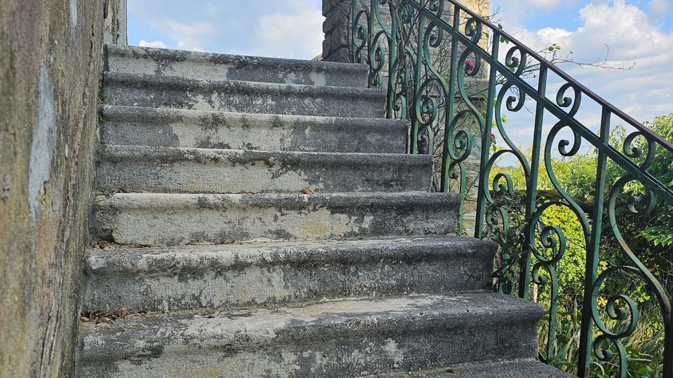 Stancija u okolici Grožnjana s velikim terenom  i otvorenim pogledom