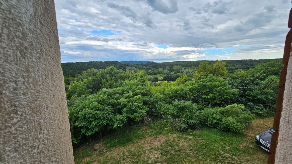 Stone houses in the surroundings of Grožnjan with a large plot of land and open view