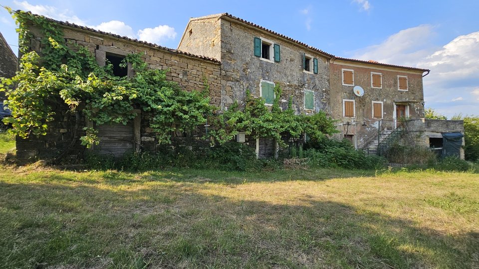 Steinhäuser in der Umgebung von Grožnjan mit großem Grundstück und mit freiem Blick