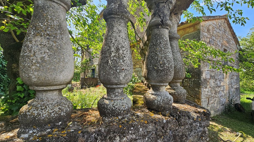 Incantevole casa in pietra d'Istria con vista aperta e grande terreno