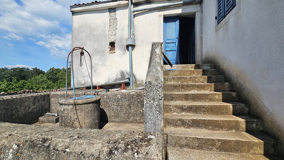 Incantevole casa in pietra d'Istria con vista aperta e grande terreno