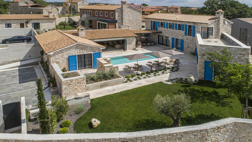 Luxury villas with an open view of the sea, a yard and two swimming pools