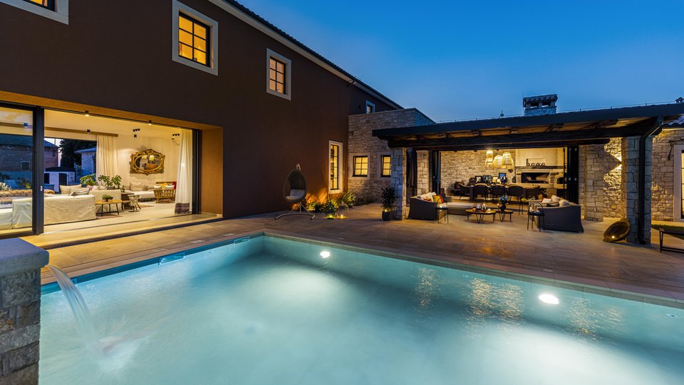 Luxury villas with an open view of the sea, a yard and two swimming pools