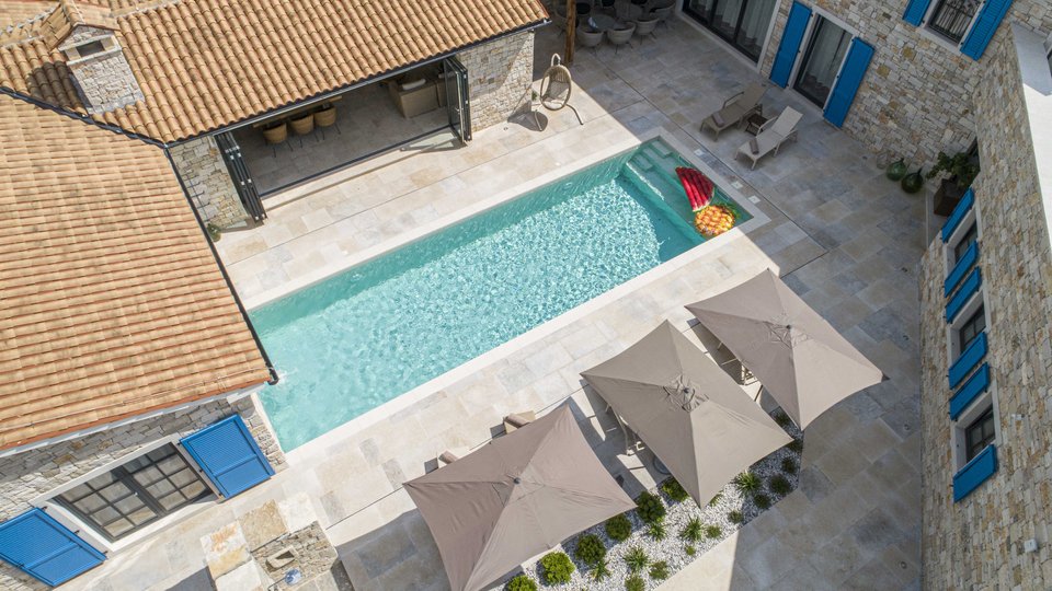 Ville di lusso con vista aperta sul mare, grande cortile e due piscine