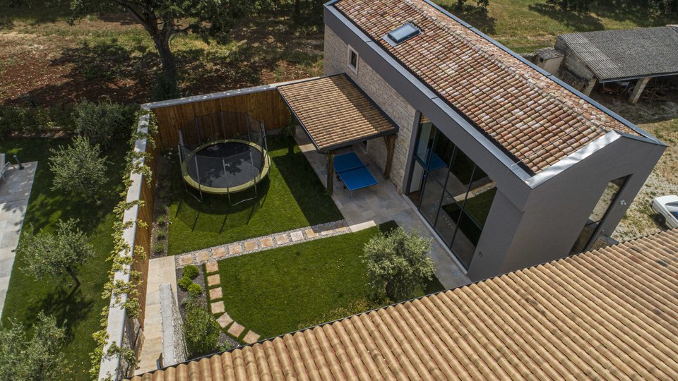 Ville di lusso con vista aperta sul mare, grande cortile e due piscine