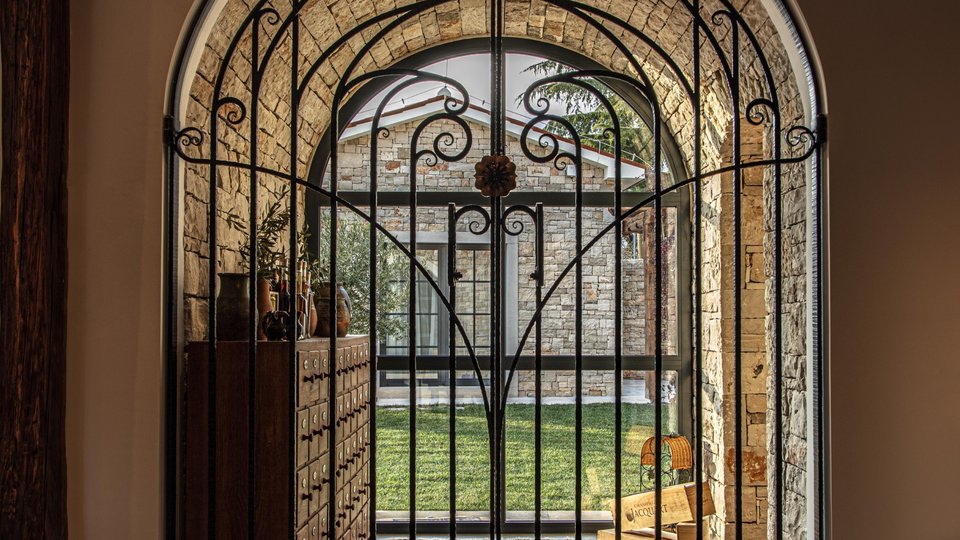 Ville di lusso con vista aperta sul mare, grande cortile e due piscine