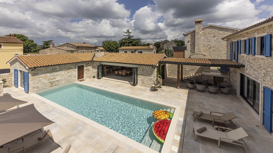 Ville di lusso con vista aperta sul mare, grande cortile e due piscine