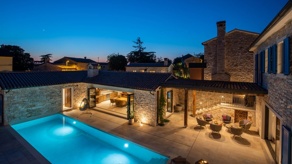 Ville di lusso con vista aperta sul mare, grande cortile e due piscine