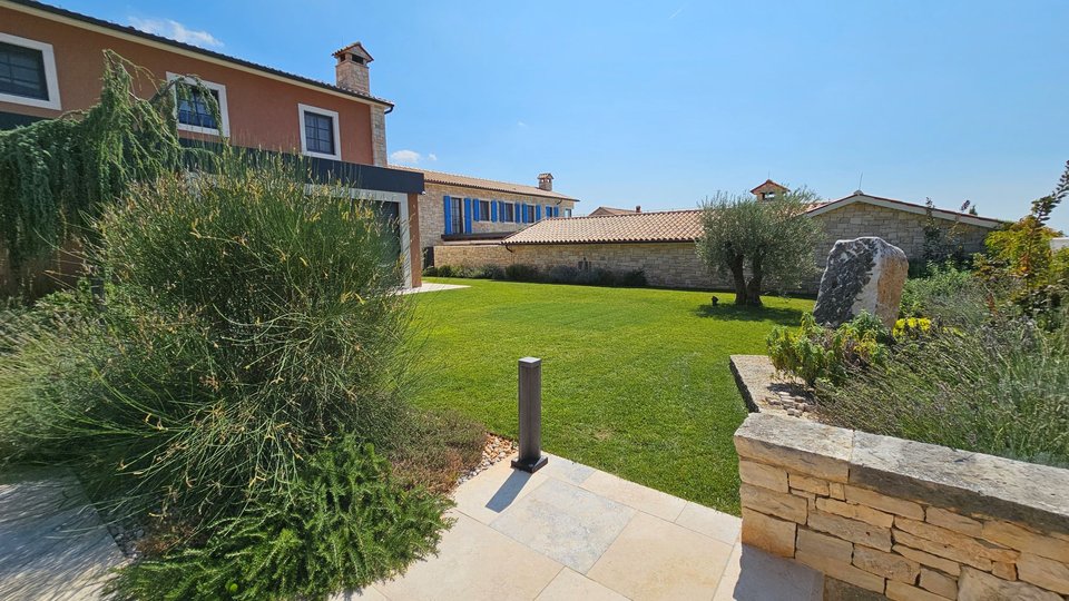 Ville di lusso con vista aperta sul mare, grande cortile e due piscine