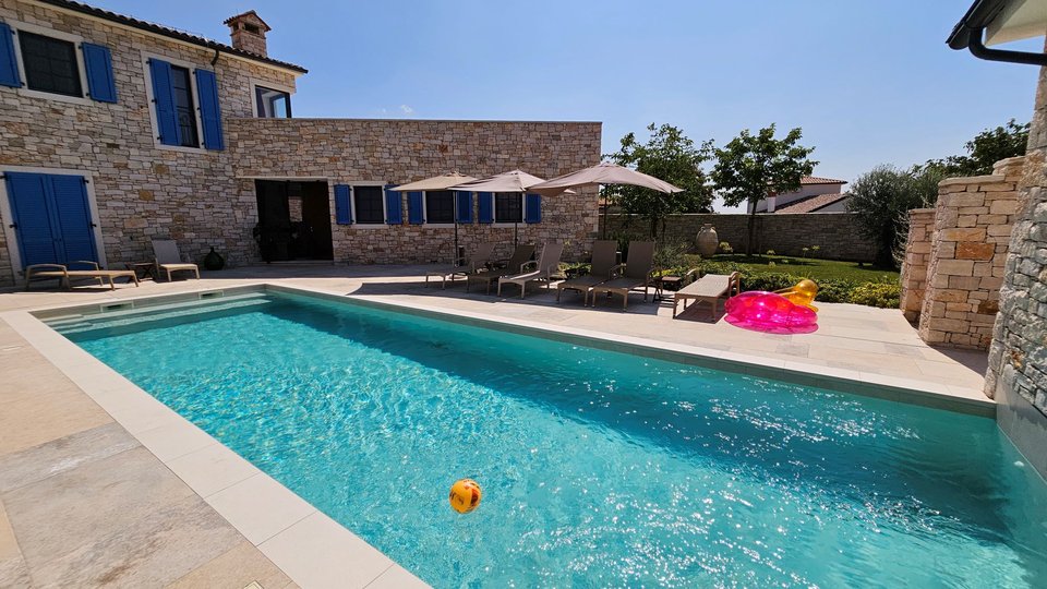 Ville di lusso con vista aperta sul mare, grande cortile e due piscine