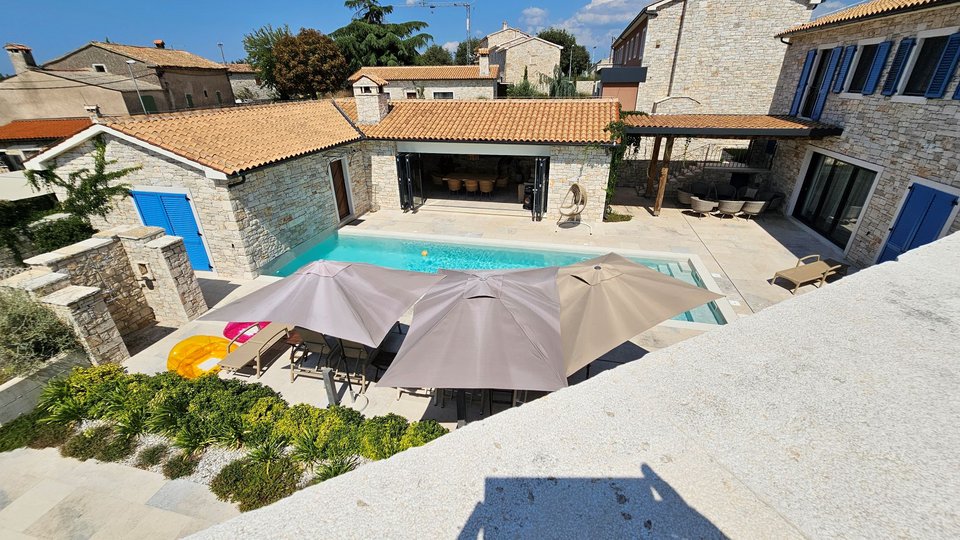 Ville di lusso con vista aperta sul mare, grande cortile e due piscine