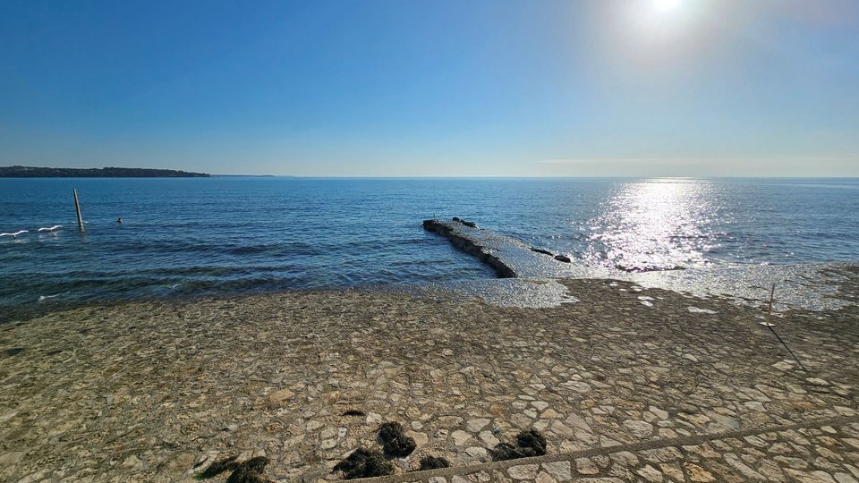 Stan u  Novigradu   u  prizemlju blizu plaže i  mora